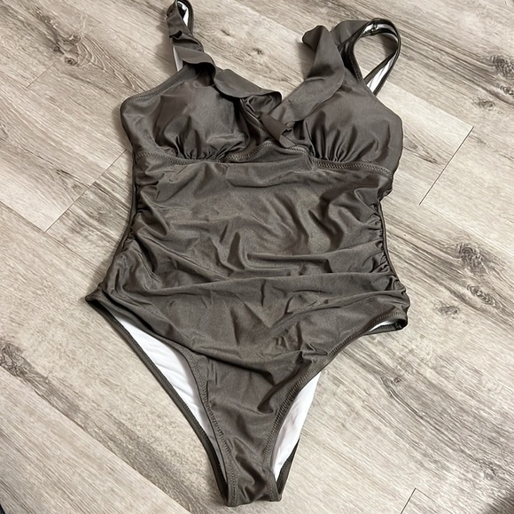 CUPSHE Women's V Neck One Piece Swimsuit Ruffled & Rouched Sz.L - Picture 4 of 11